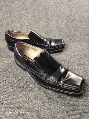 Stacy Adams leather dress shoes with a square toe design. Size 11